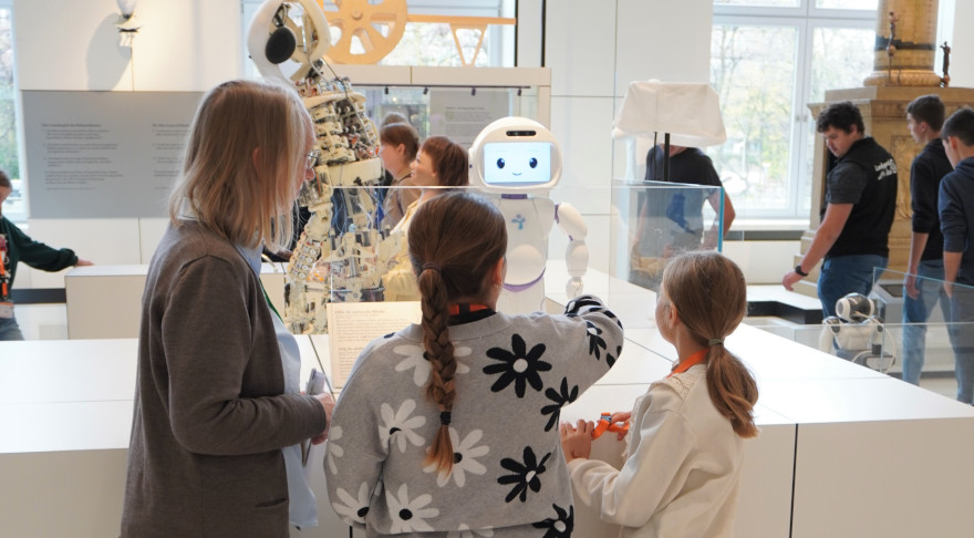 In der Ausstellung Robotik gab es für die Kinder viel zu entdecken (© StMWK)