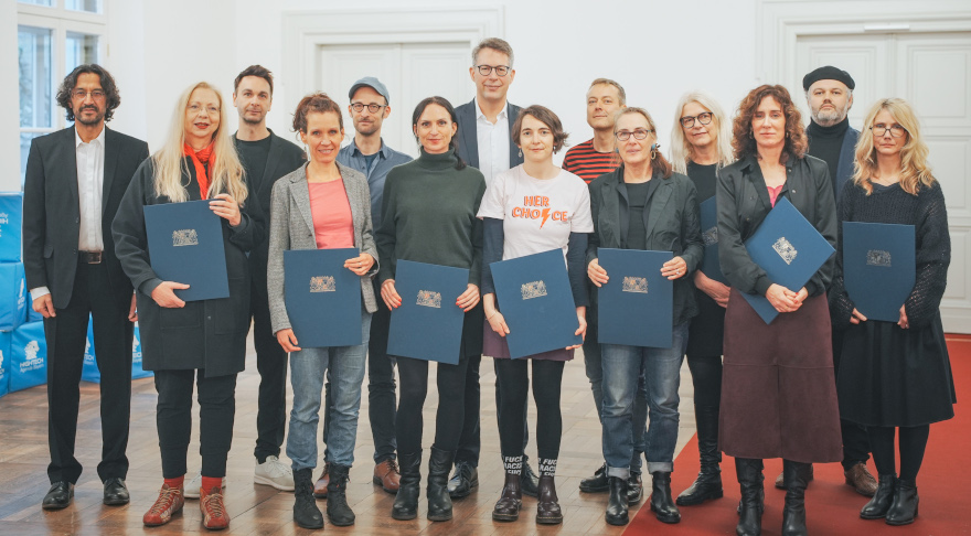 Kunstminister Markus Blume mit den ausgezeichneten Schriftstellerinnen und Schriftstellern bei der Verleihung der Arbeitsstipendien des Freistaats Bayern 2024 im Kunstministerium in München (© StMWK/Axel König)