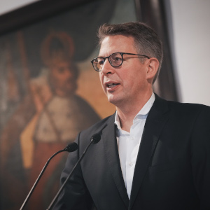 Kunstminister Blume spricht bei der Vertragsunterzeichnung (© Axel König/StMWK)