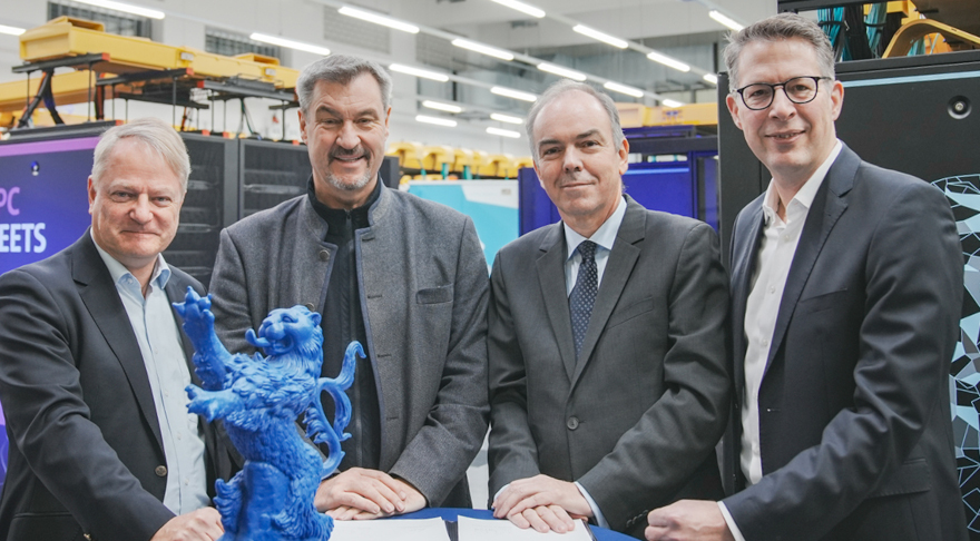 Wissenschaftsminister Markus Blume (r.) und Ministerpräsident Dr. Markus Söder (2.v.l.) mit dem Direktoriumsvorsitzenden des LRZ Prof. Dieter Kranzlmüller (2.v.r.) und dem Deutschland-Chef von Hewlett Packard Enterprise Marc Fischer (l.) (© Axel König/StMWK)