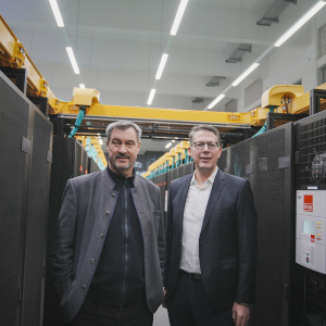 Wissenschaftsminister Markus Blume (r.) und Ministerpräsident Dr. Markus Söder im LRZ (© Axel König/StMWK)