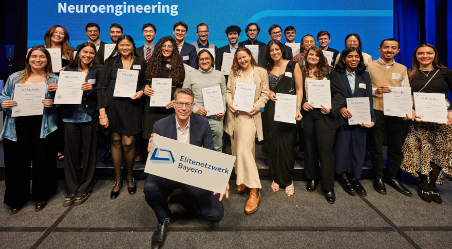 Wissenschaftsminister Markus Blume mit Absolventinnen und Absolventen des Elitenetzwerks Bayern (© Andreas Gebert)