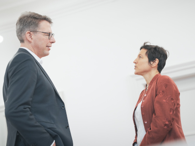 Wissenschaftsminister Markus Blume mit Prof. Dr. Julie Casteigt (© Axel König/ StMWK)