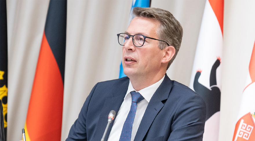 Bayerns Wissenschaftsminister Markus Blume ist 2025 Vorsitzender der Gemeinsamen Wissenschaftskonferenz von Bund und Ländern (GWK) (© Axel König/ StMWK)