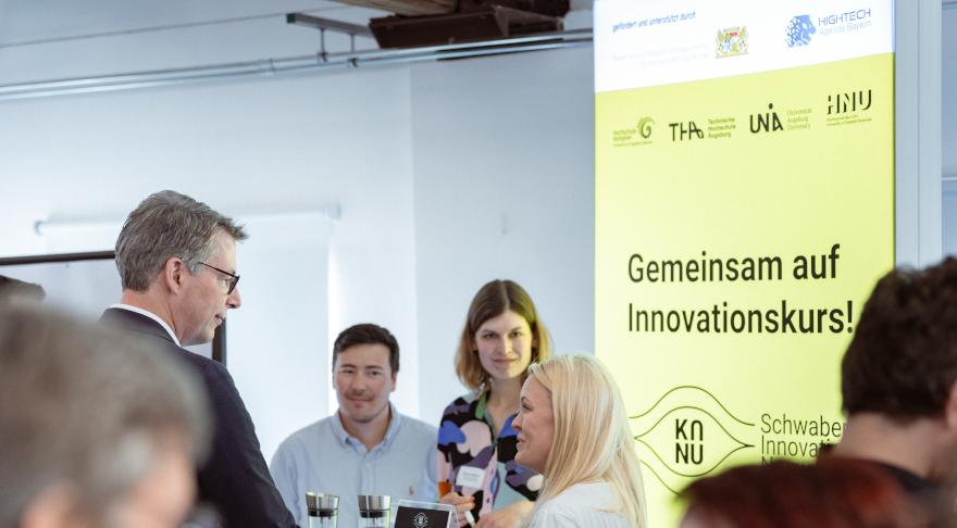 Systematische Gründungsförderung: Wissenschaftsminister Blume (l.) bei der Auftaktveranstaltung für die bayerischen Gründungs-Hubs im Mai 2024 (© StMWK/ Axel König)