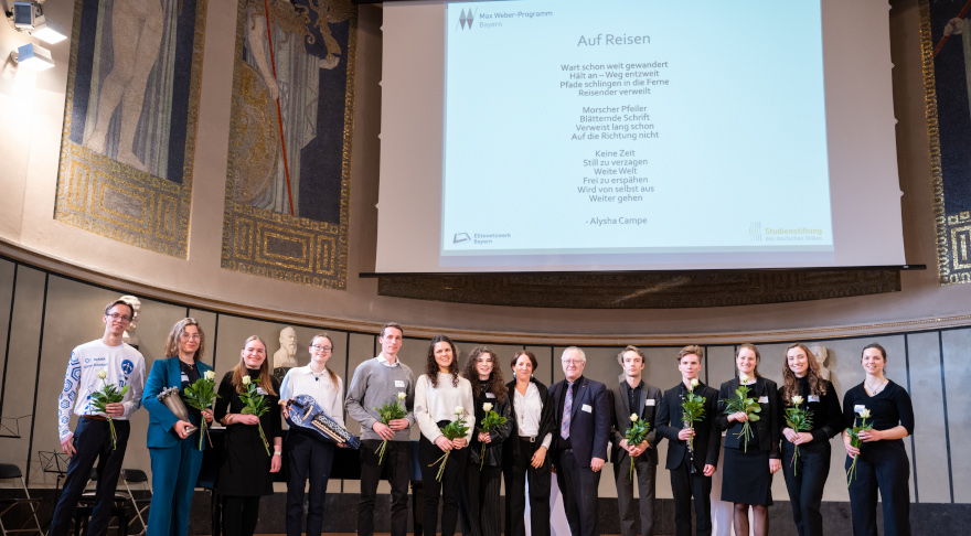 Teilnehmerinnen und Teilnehmer des Max Weber-Programms mit dem Präsidenten der Studienstiftung Professor Dr. Dr. h.c. Michael Hoch (6.v.r.) und der Leiterin des MWP Dr. Anke Dörner (7.v.r.) (© Matthias Merz / Max Weber-Programm)