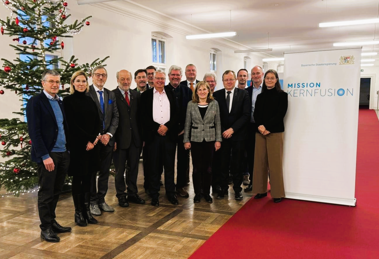Die Expertenkommission (von links): Prof. Dr. Wim Leemasn, Dr. Antonia Schmalz, Prof. Dr. Tony Donné, Prof. Dr. Gerd Leuchs, Dr. Thomas Mull, Prof. Dr. Stefan WIll, Prof. Dr. Christian Linsmeier, Prof. Dr. Robert Schlögl (Vorsitzender), Prof. Dr. Reinhard Kienberger, Prof. Dr. Sibylle Günter, Prof. Dr. Winfried Petry, Prof. Dr. Jan Wörner, Prof. Dr. Jörg Schreiber, Oliver Buck, Prof. Dr. Karen Pittel (© StMWK)