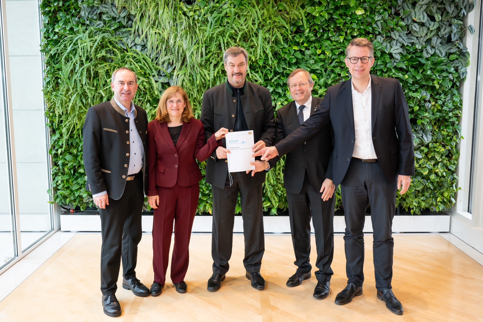 Ministerpräsident Söder (Mitte), Wissenschaftsminister Blume (r.), Wirtschaftsminister Aiwanger (l.), die wissenschaftliche Direktorin des IPP Prof. Dr. Günter (2.v.l.) und Prof. Dr. Jan Wörner (2. v. r.) bei der Übergabe des Kommissionspapier (© Bayerische Staatskanzlei)