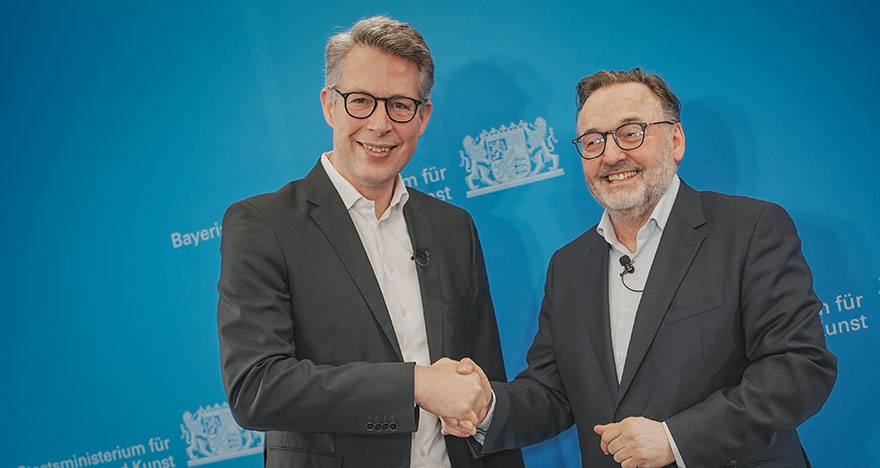 Kunstminister Markus Blume (l.) mit Anton Biebl (r.) in der Pinakothek der Moderne in München. (© Axel König/StMWK)