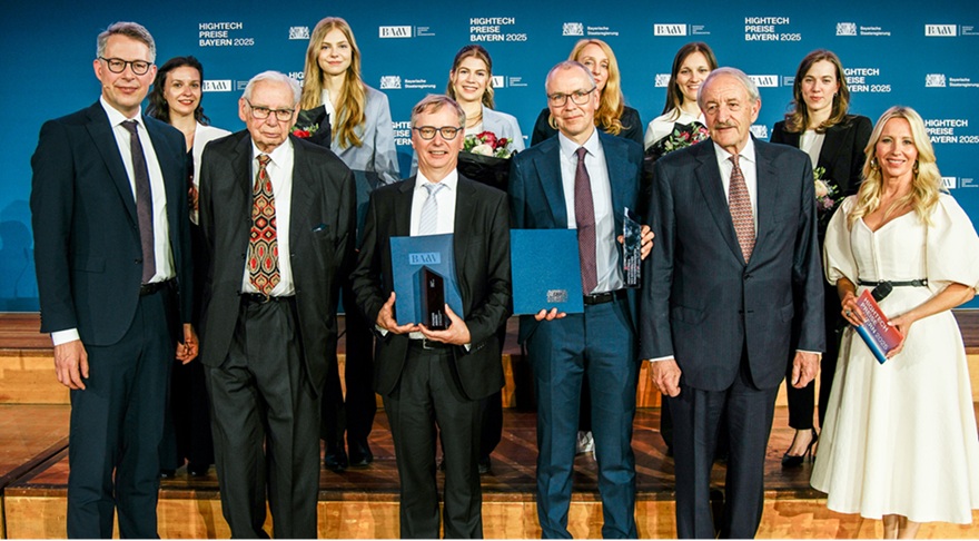 Wissenschaftsminister Blume (links) gemeinsam mit den Preisträgerinnen und Preisträgern, dem Präsidenten der Bayerischen Akademie der Wissenschaften Prof. Dr. Markus Schwaiger (2.v.r.), dem Stifter des Pioneer Awards Prof. Dr. Ulrich L. Rohde (2.v.l.) und Moderatorin Katja Wunderlich (rechts)