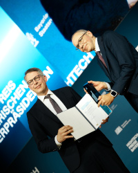 Wissenschaftsminister Blume (links) mit dem ausgezeichneten Prof. Dr. Immanuel Bloch, Empfänger des Hightech-Preises des Bayerischen Ministerpräsidenten (© Axel König/ StMWK)