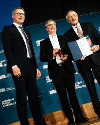 Wissenschaftsminister Blume (links) mit dem ausgezeichneten Prof. Dr. Gerhard P. Fettweis, Empfänger des Pioneer Award der Bayerischen Akademie der Wissenschaften, und Akademiepräsident Prof. Dr. Markus Schwaiger (rechts) (© Axel König/ StMWK)