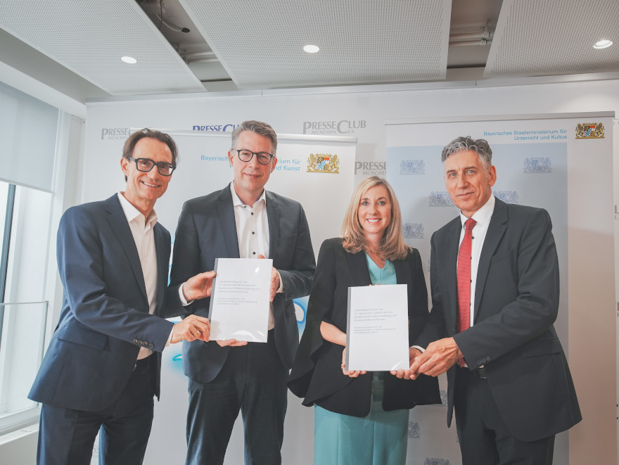 Prof. Dr. Martin Huber, Wissenschaftsminister Markus Blume, Kultusministerin Anna Stolz, Pankraz Männlein (v.l.n.r.) auf der gemeinsamen Pressekonferenz in München (© StMWK/Axel König)