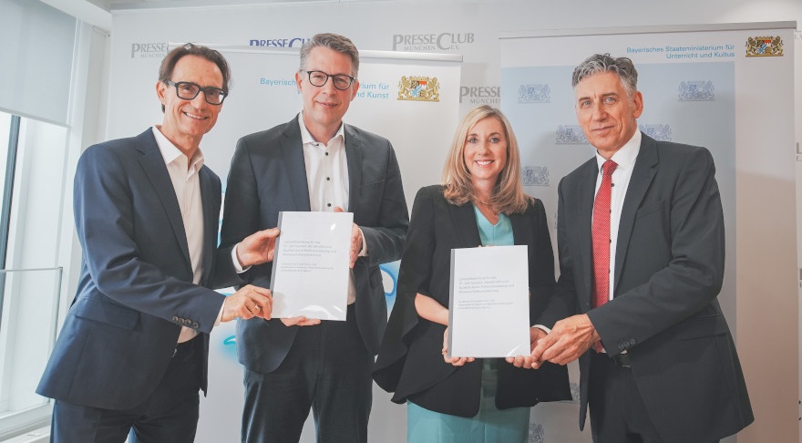 Prof. Dr. Martin Huber, Wissenschaftsminister Markus Blume, Kultusministerin Anna Stolz, Pankraz Männlein (v.l.n.r.) auf der gemeinsamen Pressekonferenz in München (© StMWK/Axel König)