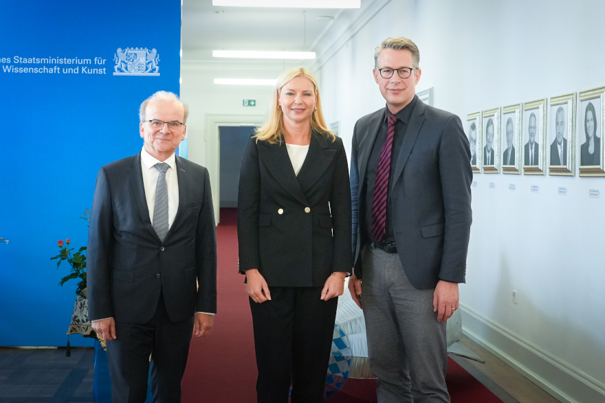 Staatsminister Markus Blume (rechts) mit dem scheidenden Amtschef Rolf-Dieter Jungk und der neuen Amtschefin Stephanie Jacobs bei der Amtsübergabe im Bayerischen Staatsministerium für Wissenschaft und Kunst (© StMWK/Axel König)
