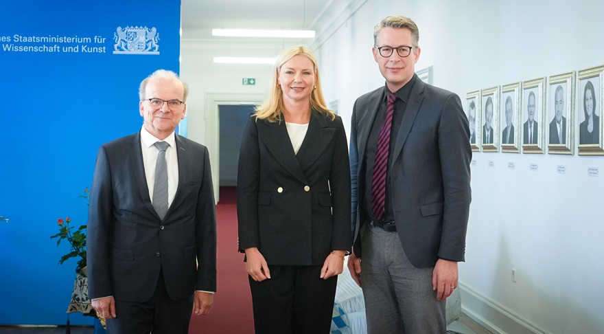 Staatsminister Markus Blume (rechts) mit dem scheidenden Amtschef Rolf-Dieter Jungk und der neuen Amtschefin Stephanie Jacobs bei der Amtsübergabe im Bayerischen Staatsministerium für Wissenschaft und Kunst (© StMWK/Axel König)
