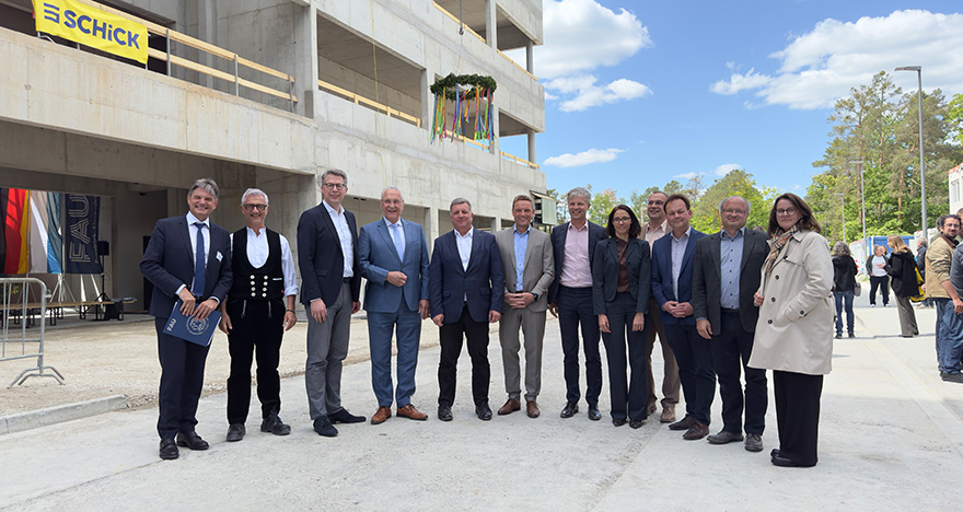 Richtfest für die Technische Chemie der FAU: (3.v.l.) Bayerns Wissenschaftsminister Markus Blume, (4.v.l.) Bayerns Innenminister Joachim Herrmann, (5.v.l.) Bayerns Bauminister Christian Bernreiter und Prof. Joachim Hornegger, Präsident der FAU (links) zusammen mit Vertreterinnen und Vertretern des staatlichen Bauamts, der FAU sowie der Stadt und beteiligter Firmen. (© Axel König/StMWK)