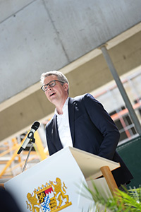 Wissenschaftsminister Markus Blume beim Richtfest der Technischen Chemie der FAU (© Axel König/StMWK)