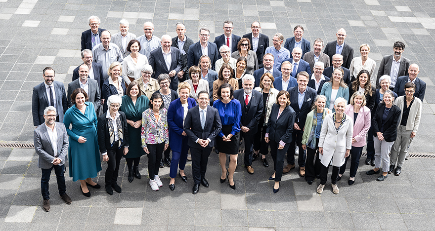 Mitglieder der Exzellenz-Kommission mit Bayerns Wissenschaftsminister Markus Blume (hinterste Reihe, 6.v.l.) und Bundesforschungsministerin Dorothee Bär (erste Reihe, 4.v.l.) bei der entscheidenden Sitzung am 22. Mai 2025 in Bonn – Foto: Hans-Joachim Rickel, BMFTR