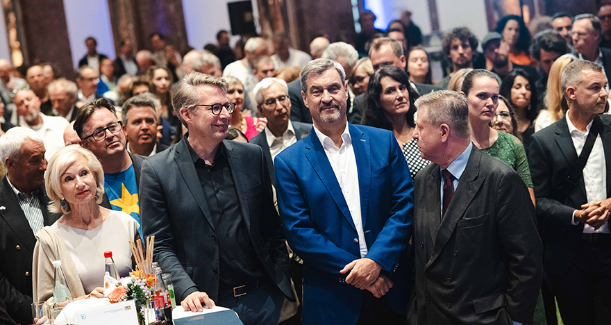 Kunstminister Markus Blume (2.v.l) und Ministerpräsident Dr. Markus Söder (2.v.r) auf der vierten Kultur-Sommer-Lounge im Haus der Kunst in München (© Andreas Gebert/ StMWK)