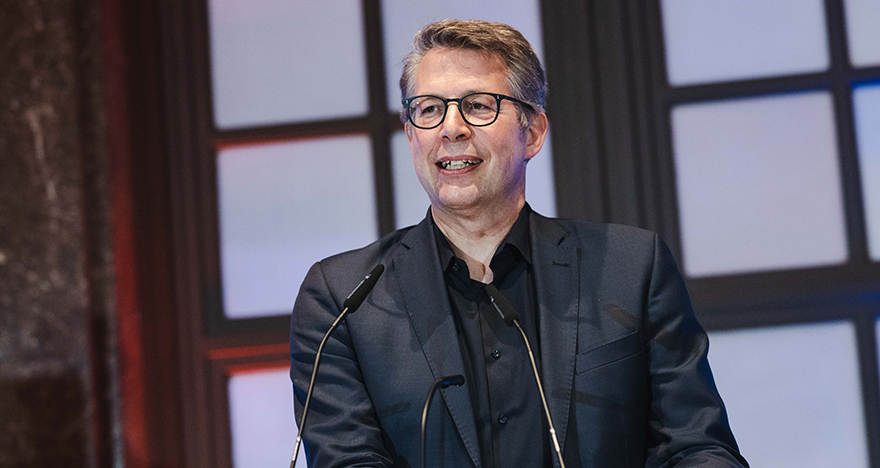 Kunstminister Markus Blume kündigt anlässlich der vierten Kultur-Sommer-Lounge im Haus der Kunst die erstmalige Verleihung des „Bayerischen Kunstpreises“ für den 18. November 2025 an. (© Andreas Gebert/ StMWK)