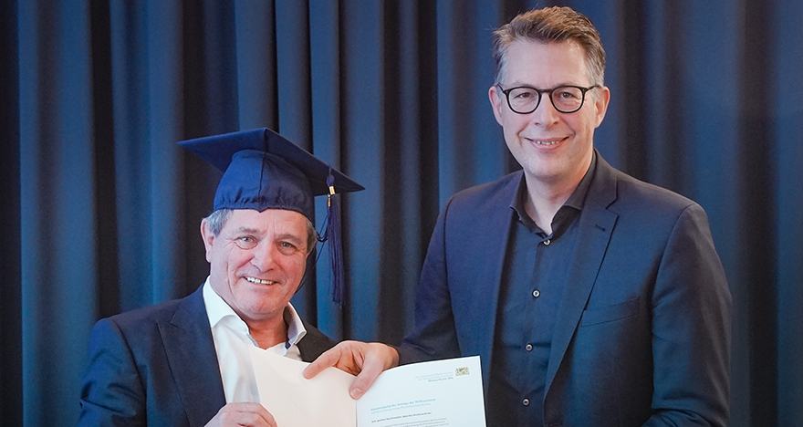 Wissenschaftsminister Markus Blume mit Präsident Professor Heinrich Köster anlässlich der Verleihung des Promotionsrechts an die Technische Hochschule Rosenheim (© Axel König/StMWK)