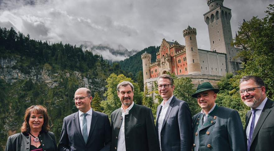 Freude angesichts der frohen Botschaft aus Paris (v.l.n.r.): Maria Rita Zinnecker (Landrätin des Landkreises Ostallgäu), Staatsminister Albert Füracker, Ministerpräsident Dr. Markus Söder, Staatsminister Markus Blume, Schwangaus Bürgermeister Stefan Rinke, Andreas Kaufmann, MdL. (© Axel König/StMWK)