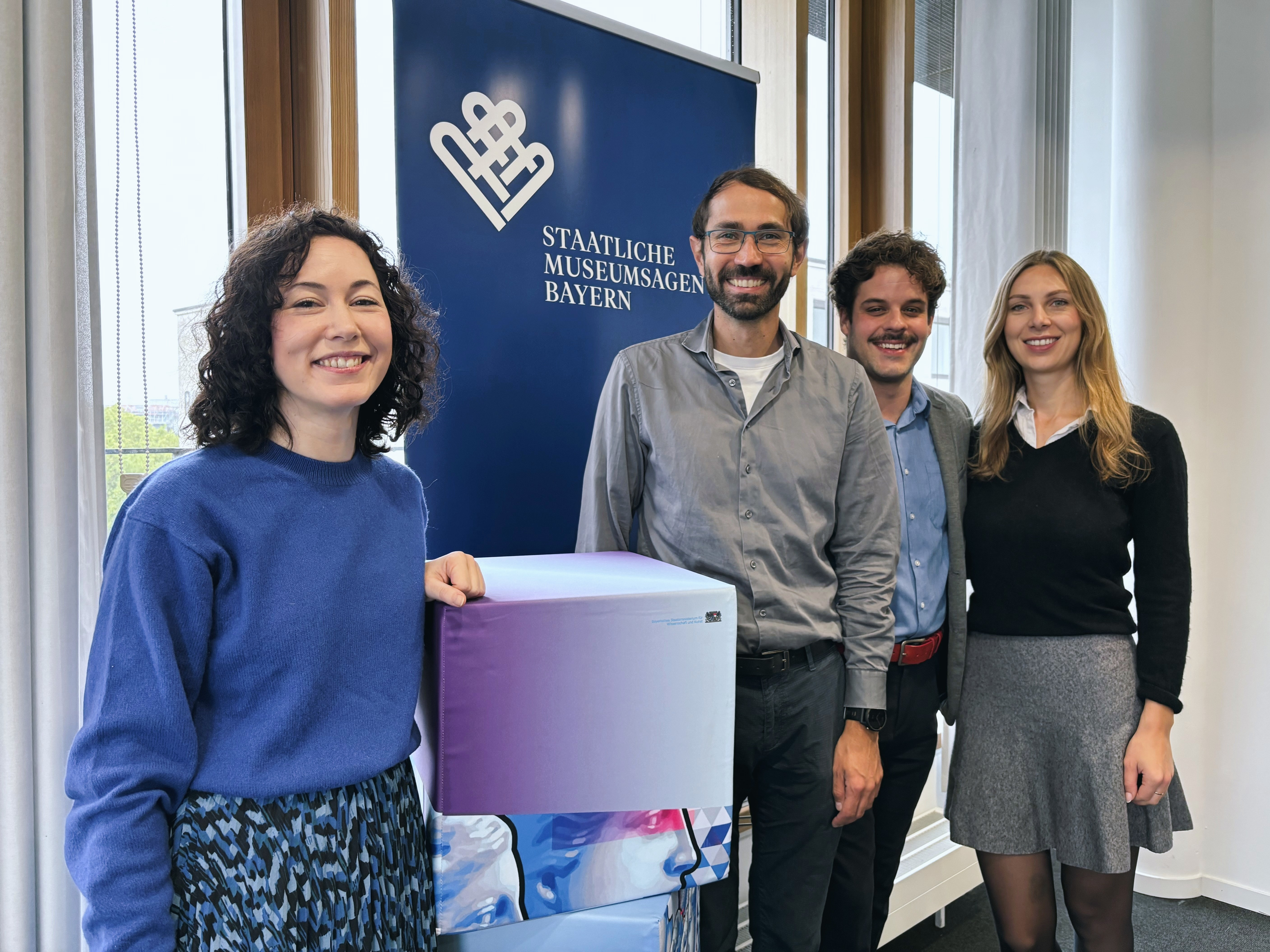 Die vier Digitalkuratorinnen und Digitalkuratoren im Kompetenzcluster Digitalisierung im Kulturbereich (vlnr: Nina Maria Reichel, Matthias Göggerle, Marcel Klein, Nina Schuster)