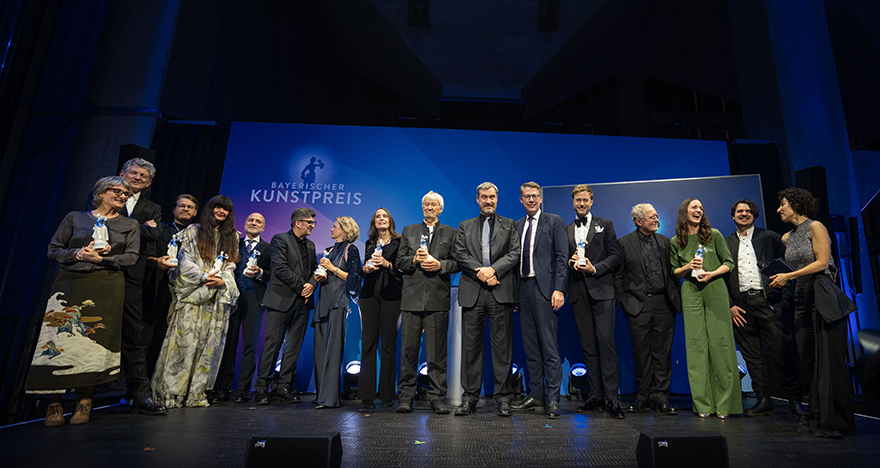 Ministerpräsident Dr. Markus Söder (7. v.r.) und Kunstminister Markus Blume (6. v.r.)  mit Preisträgerinnen und Preisträgern des Bayerischen Kunstpreises 2025 (© Axel König/StMWK)