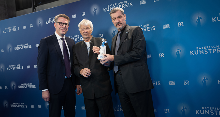 Ministerpräsident Dr. Markus Söder (r.) und Kunstminister Markus Blume (l.) mit Ehrenpreisträger Gerhard Polt (© Axel König/StMWK)