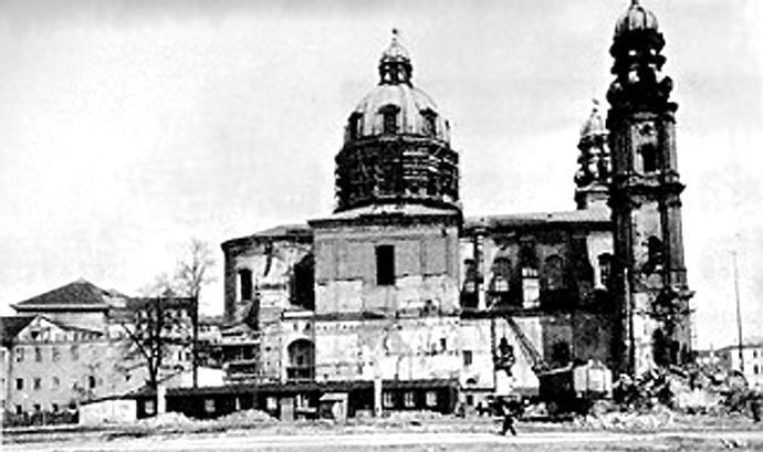 Die Theatinerkirche und das stark zerstörte Kloster nach dem Zweiten Weltkrieg