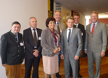 Staatssekretär Bernd Sibler, zusammen mit (v.l.) Ingrid Heckner MdL, Landrat Georg Huber und Prof. Dr. Heinrich Köster