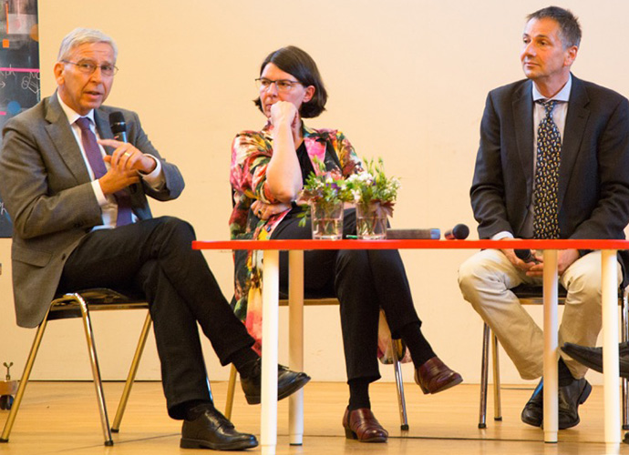 Auf dem Podium diskutierten (v.l.n.r.): Prof. Dr. Udo Hebel, Prof. Dr. Thisbe K. Lindhorst, Prof. Dr. Burkhard König und Dr. Dr. h.c. mult. Manfred Osten (nicht im Bild)