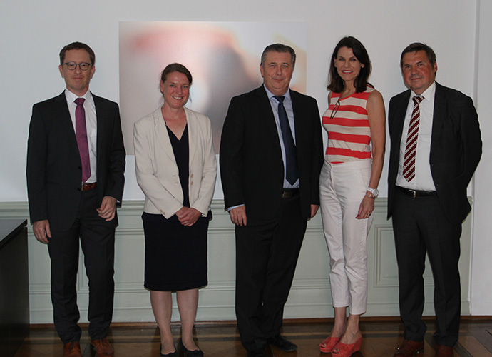 Wissenschaftsministerin Prof. Dr. med. Marion Kiechle (2.v.r.) mit Prof. Dr. Daniel Krausnick (Wissenschaftsministerium), Dr. Eva-Maria Natzer und Prof. Dr. Gerhard Haszprunar (beide SNSB) sowie Michael Greiner (Wissenschaftsministerium) (v.l.n.r.)