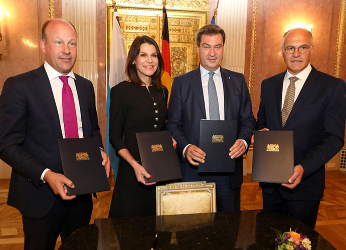 Prof. Dr. med. Marion Kiechle und Ministerpräsident Dr. Markus Söder mit dem Landrat des Landkreises Augsburg Martin Sailer (l.) und dem Augsburger Oberbürgermeister Dr. Kurt Griebl