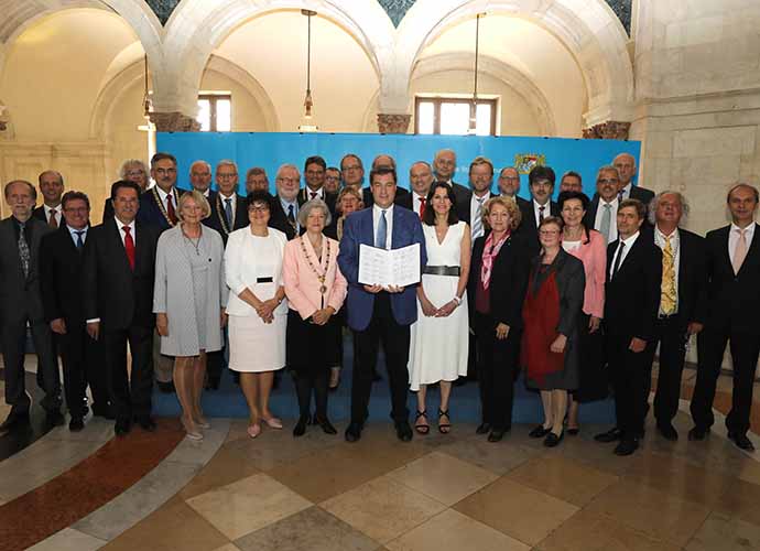 Ministerpräsident Dr. Markus Söder, Wissenschaftsministerin Prof. Dr. med. Marion Kiechle und die 32 Präsidentinnen und Präsidenten der bayerischen Universitäten, Hochschulen und Kunsthochschulen