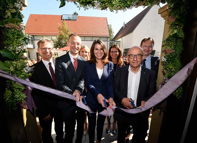 Kunstministerin Prof. Dr. med. Marion Kiechle eröffnete zusammen mit dem Direktor des Bayerischen Nationalmuseums Dr. Frank Matthias Kammel und Vertretern der lokalen Politik die neue Dauerausstellung.