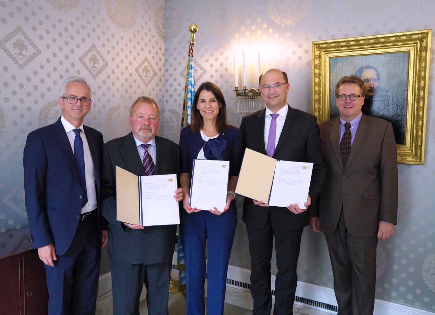 Finanzministerium München: Unterzeichnung der Vereinbarung über die Landesausstellung 2021 auf Herrenchiemsee
