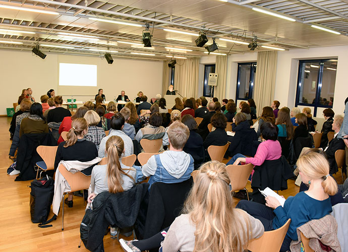 Die Podiumsdiskussion war exzellent besucht.