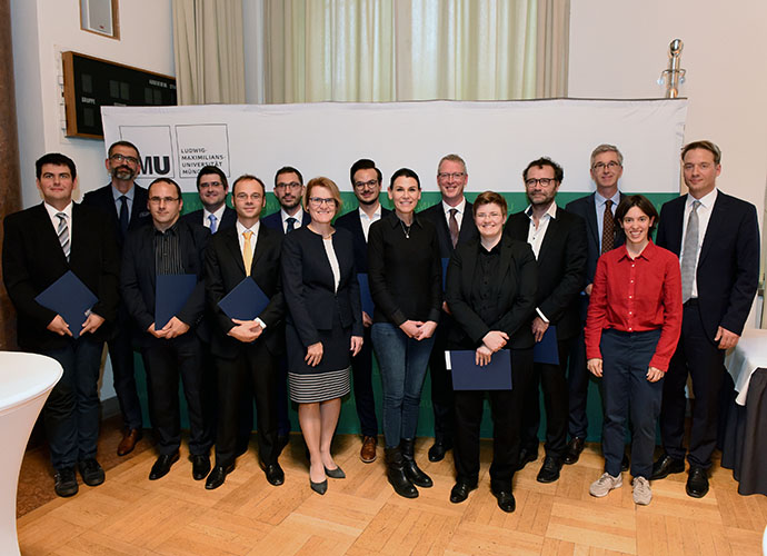 Wissenschaftsministerin a. D. Kiechle mit den Preisträgerinnen und Preisträgern