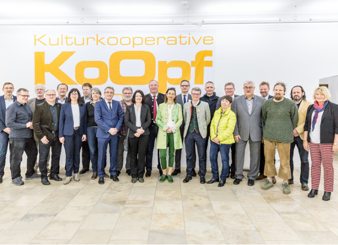 Kunstminister Bernd Sibler (9. v.r.) mit Franz Löffler (12. v.r.), Anjalie Chauba (11. v.r.), MdL Dr. Harald Schwartz (8. v.r.), Dr. Bärbel Kleindorfer-Marx (7. v.r.), Michael Cerny (6. v.r.) und Prof. Dr. Andrea Klug (rechts)