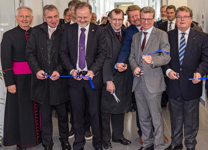 Staatsminister Bernd Sibler (2. v.r.) gemeinsam mit Professor Holger Braunschweig (5. v.r.), Universitätspräsident Alfred Forchel (4. v.r.) und Uni-Vizekanzler Klaus Baumann (3. v.r.) und weiteren Ehrengästen bei der Einweihung des neuen Institutsgebäudes