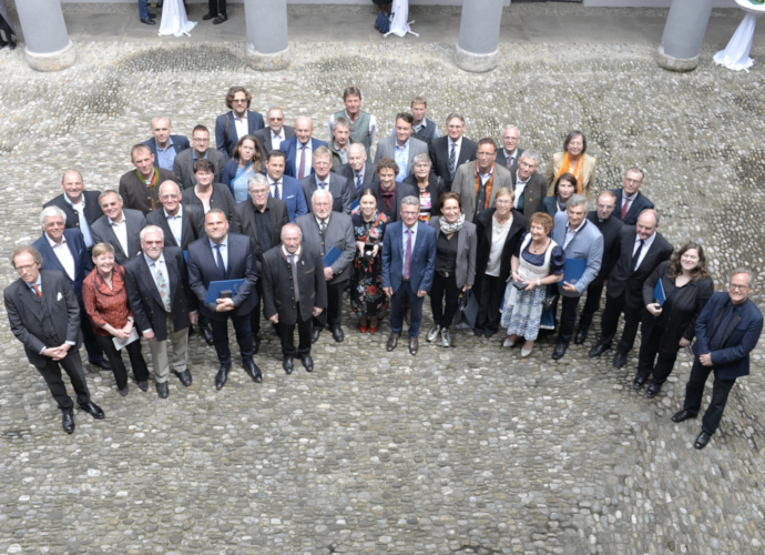 Kunstminister Bernd Sibler (1. Reihe, 8. v.l.) mit den Preisträgerinnen und Preisträgern der Denkmalschutzmedaille 2019