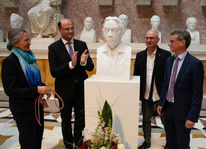 Kunstminister Bernd Sibler (re.) mit Gabriele Meuer, Vereinsgründerin „Käthe Kollwitz zu Ehren“, Finanz- und Heimatminister Albert Füracker und Bildhauer Uwe Spiekermann (v.l.n.r.)