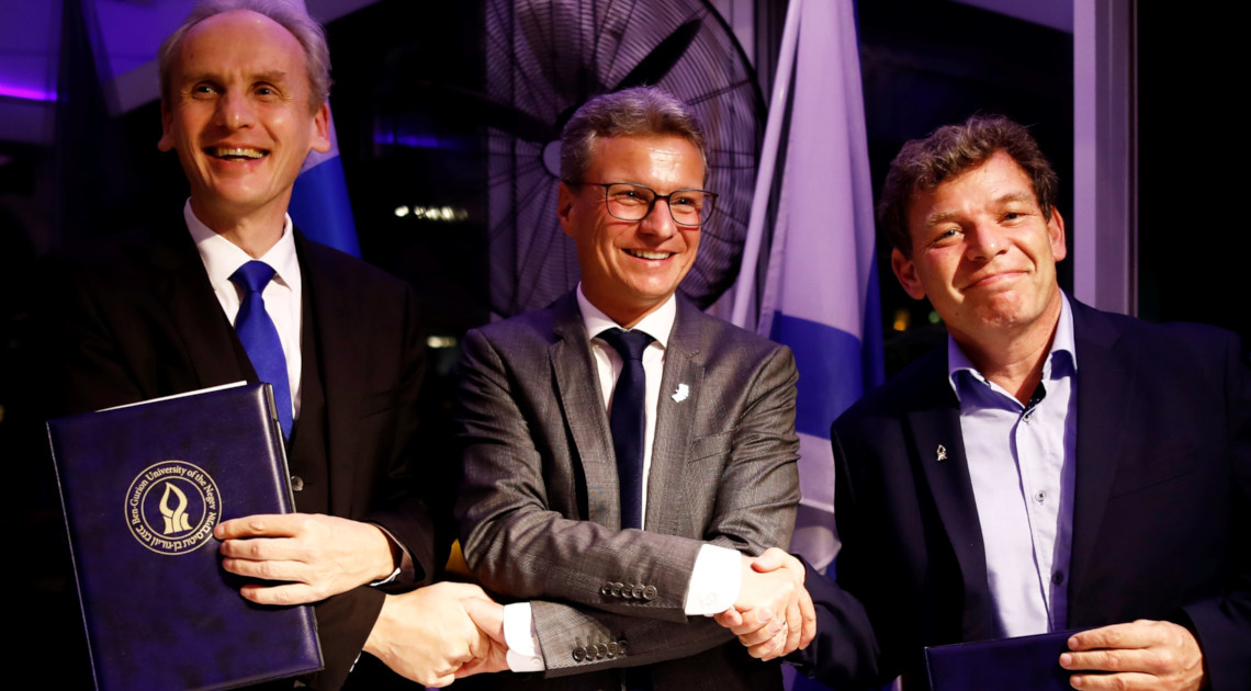 Staatsminister Bernd Sibler (Mitte) mit Prof. Dr. Martin Leitner, Präsident der Hochschule für angewandte Wissenschaften München, und Prof. Chaim Hames, Rektor der Ben Gurion Universität des Negev (v.l.n.r.)