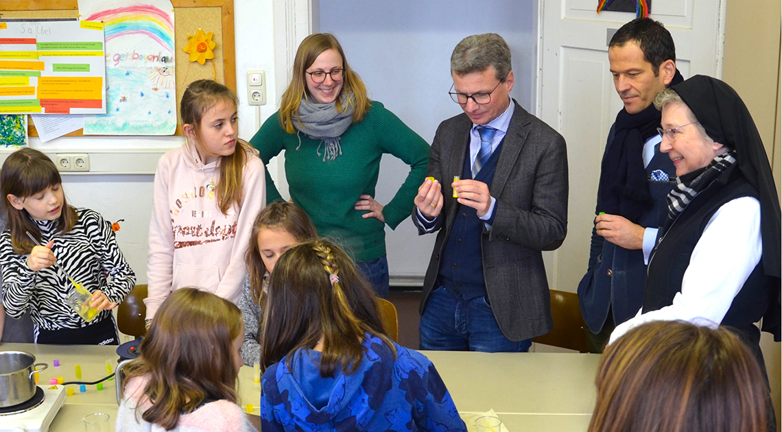 Staatsminister Bernd Sibler mit Schülerinnen der Mädchenrealschule der Abtei Waldsassen beim Herstellen von Lippenpflegestiften aus Kräuterauszügen