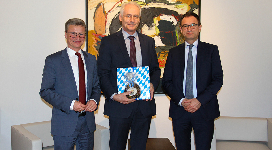 Staatsminister Bernd Sibler mit dem Präsidenten der Hochschule für angewandte Wissenschaften Landshut Prof. Dr. Karl Stoffel und Ministerialdirigent Christian Schoppik (v.l.n.r.)