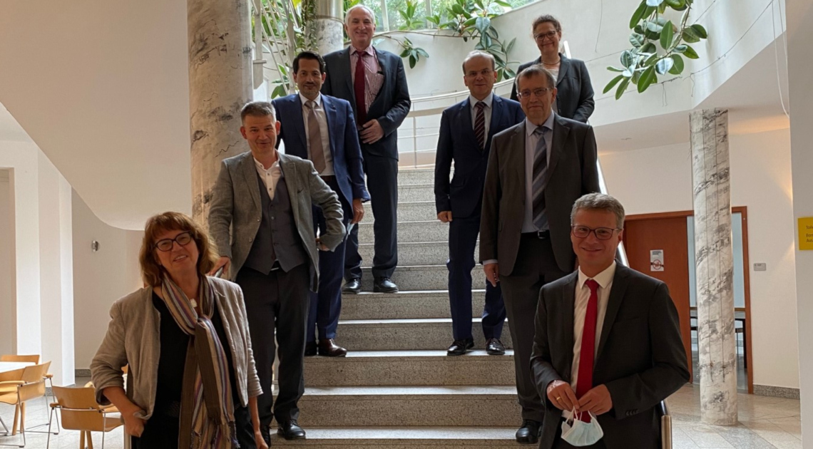 Rechts: Wissenschaftsminister Bernd Sibler, Prof. Dr. Alfred Forchel, Amtschef Dr. Rolf-Dieter Jungk, Judith Tuschak; linker Aufgang: Prof. Dr. Gabriele Gien, Prof. Dr. Dr. Johannes Wallacher, Prof. Dr. Thomas F. Hofmann und Prof. Dr. Ulrich Bartosch