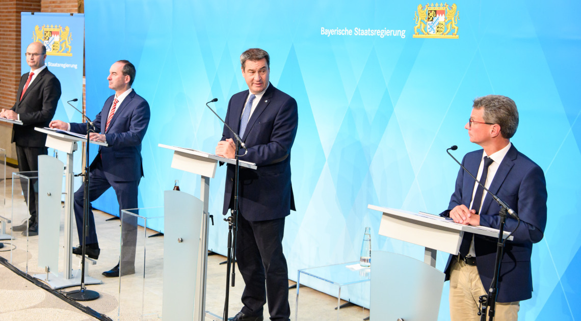 Ministerpräsident Dr. Markus Söder (2.v.r.) mit Wissenschaftsminister Bernd Sibler (r.) und den Staatsministern Albert Füracker (l.) und Hubert Aiwanger