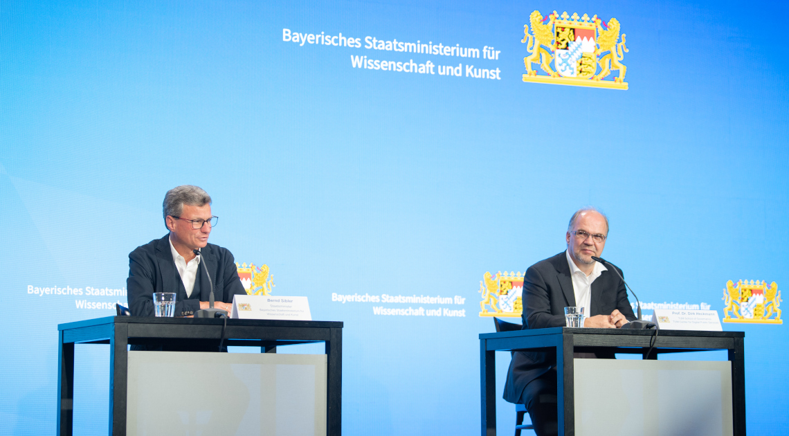 Wissenschaftsminister Bernd Sibler (links) mit Prof. Dr. Dirk Heckmann